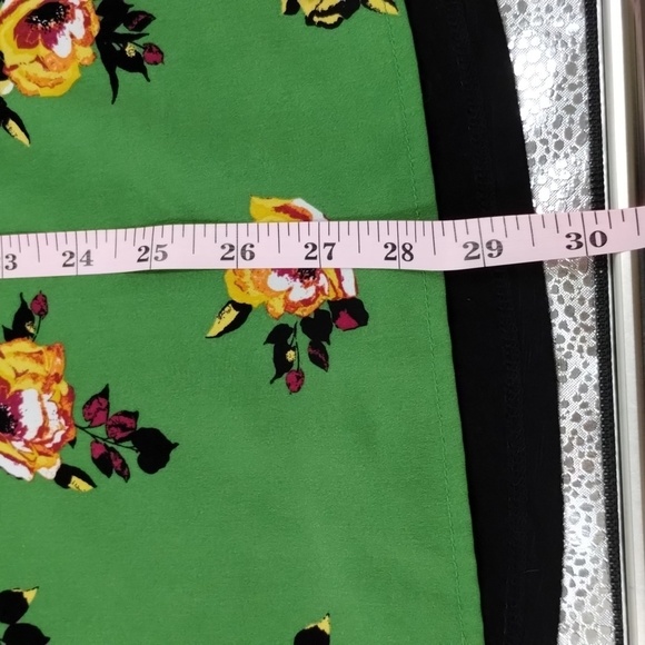 Lane Bryant Mixed material floral blouse size 18/20 short sleeve - Picture 9 of 11